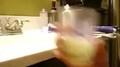 Любят полизать рюмку спермы в любительском видео!