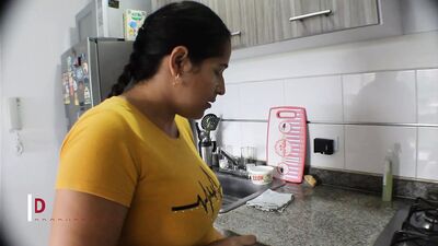 Возбужденная мачеха дает виагру своему пасынку - испанское порно