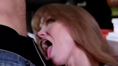 Учительница с большой грудью Darla Crane с большими штабелями дает частные уроки