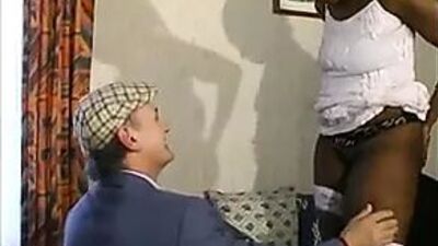 Француженка с папочкой-вуайеристом трахает толстую черную девушку