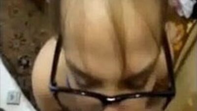 Молодая русская шлюха грязно говорит перед камерой