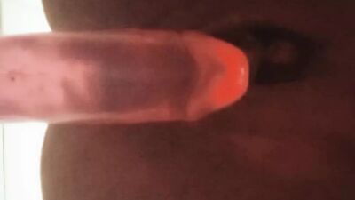 Австралийская аборигенная итальянка трахается с розовым дилдо в душе