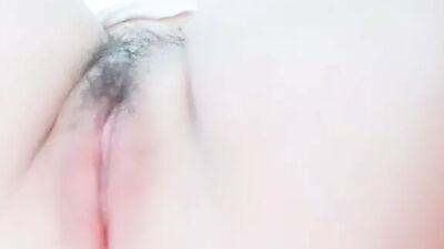 18-летняя девушка с розовой пиздой