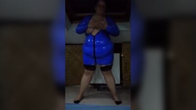 Зрелая мама показывает синее лаковое платье