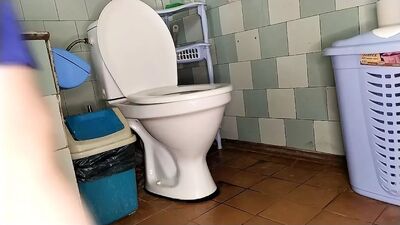 Пухлая жена писает в туалете