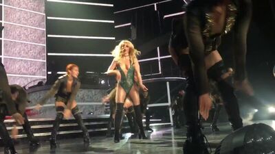 Бритни увидела, что ее грудь обнажена - Work Bitch (Piece of Me 2 1 17)