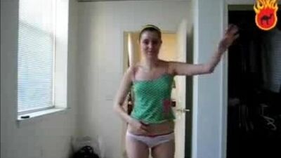 Брюнетка лет 30 в белых трусиках устроила быстренький стриптизик