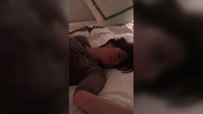 Хотвайф разговаривает с мужем во время траха