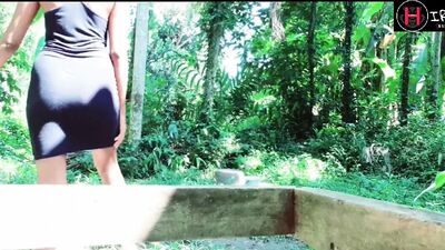 Индийская юная девушка трахает пальцами и сквиртует на улице - очень рискованно