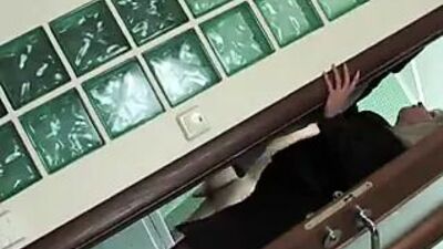 Молодой мужчина наслаждается возбужденной пожилой женщиной