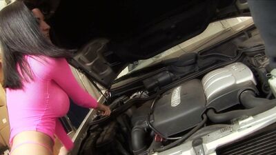 Грудастые шлюшки хотят одновременно трахаться и наблюдать за друг другом