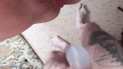 Трахнул толстую женщину с большим хуем в ее киске и кончил на волосатую киску