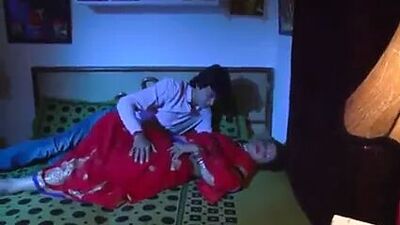 Крошка B, ее брачная ночь давит ее собственные сиськи