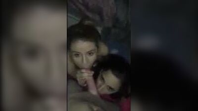 Две возбужденные соседки по дому обожают приходить и сосать хуй