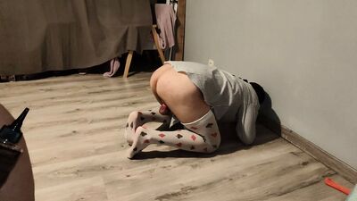 Красивый фистинг для красивой крошки, которая обожает это очень сильно, когда ей порвут ее анус