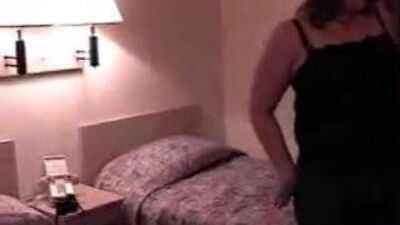 Очень сексуальная зрелая милфа-проститутка-толстушка трахает двух больших черных членов