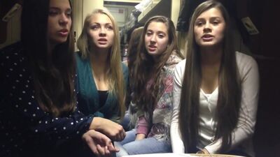 Девушки нереально красиво поют в поезде