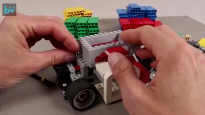 Отдохните 5 минут, смотря, как реддитор делает управляемую домино-машинку из Лего. Оно того стоит