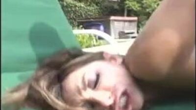 Молодая азиатская девушка с одним большим черным членом и кончает