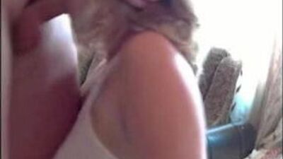 Русская девушка с красивой грудью делает минет