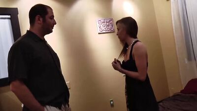 Дочка показывает своему отцу