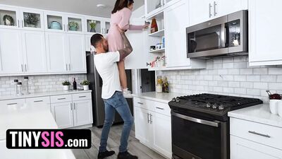 Тинис - невинная веселая игра, которая быстро перерастает в страстный запретный трах