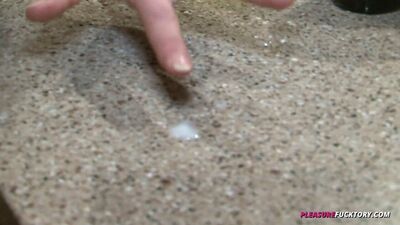 Возбужденного сына застукала горячая мама