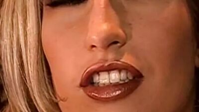 Секс с утехой на улице для пары, занимающейся любовью