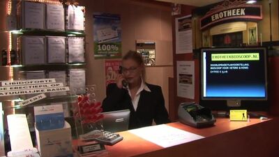 Трахаю женщину-владелицу Erotheek для взрослых в кинотеатре в Схидаме