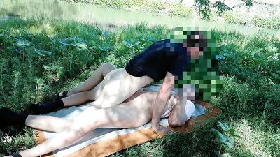 Сексуальную сучку облили спермой на берегу реки