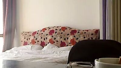 Лол! что он делает? толстый китайский мужчина едва ли трогает крошку