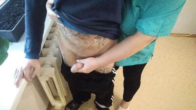 Медсестра дрочит мой член и попадает в банку для анализов