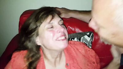 Жена отсасывает у друга и целует куколда в сперму