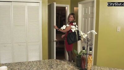 Зрелую маму трахнули с сыном в постели