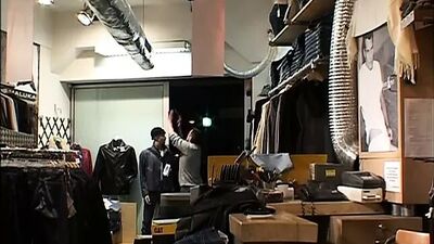 Продавец поймал воровку в магазине и проучил ее