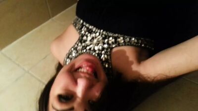 Казахстанская девушка Томирис из Актобе развлекается