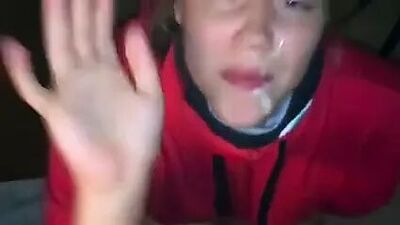 Белая женщина дает высокие пять за черную сперму