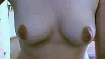 Красивая женщина, которая раздевается перед камерой