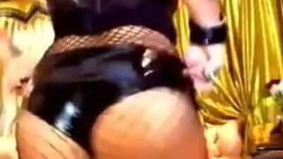 Женщина соло раздевается в латексе перед камерой