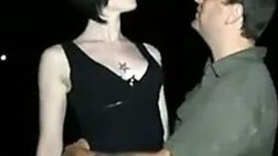 Предложил французскую подругу незнакомцу на улице