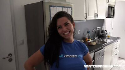 Горячую брюнетку сняли для секса на сайте знакомств