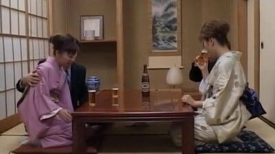 Японские милфы засунули член в свою пизду рядом с другой парой