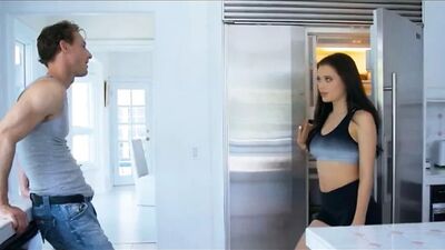 Шаловливая сводная сестра Лана