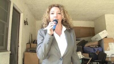 Репортер раздевается догола во время съемок по телевизору