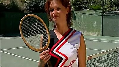 Сексуальная шлюшка на теннисном корте обожает, когда ее очко заполняют большим хуем