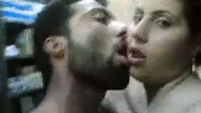 Арабские зрелые женщины сосут в магазине