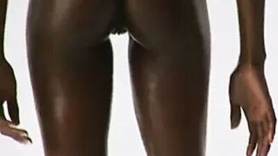 Сексуальная худенькая черная девушка развлекается на фитнес-тренировке