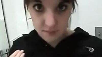 Сотрудник GameStop отдает замужнему менеджеру в раздевалке