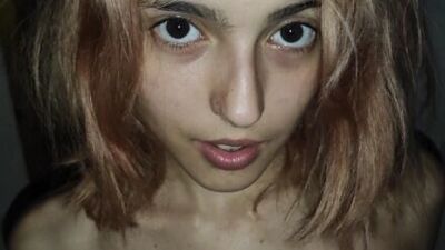 Худенькая миниатюрная тинка наслаждается этим с большим членом, пока не кончит