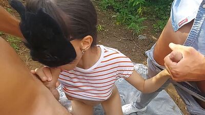 В лесу делит свою распутную жену и ее рот с незнакомцами